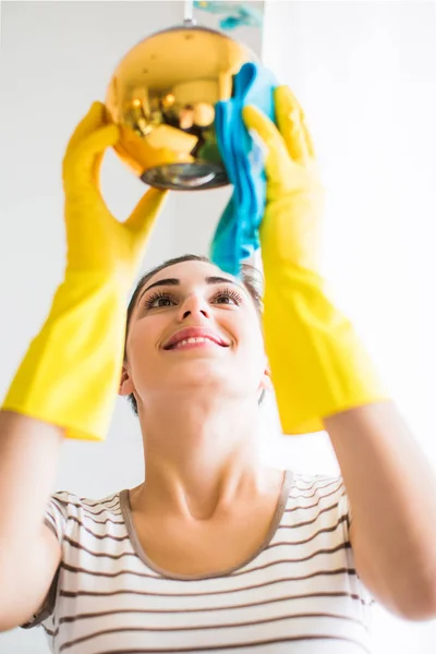 Portret Van Jonge Blijde Vrouw Geel Handschoenen Die Houden Van — Stockfoto