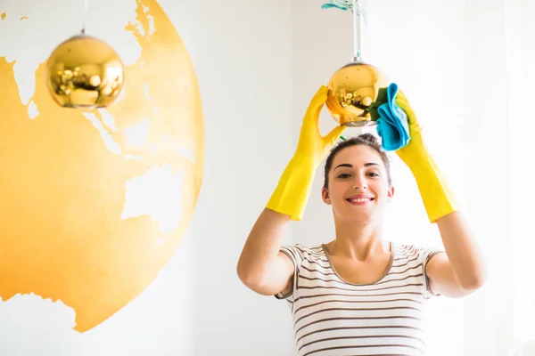 Retrato Joven Sonriente Con Guantes Amarillos Que Sostiene Trapo Limpia —  Fotos de Stock