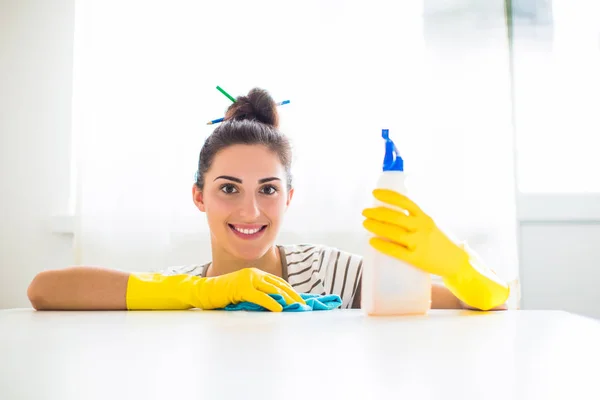 Porträt Der Jungen Lächelnden Frau Gelben Handschuhen Die Lappen Und — Stockfoto