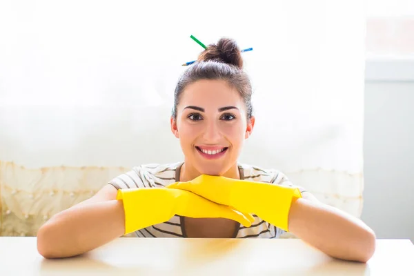 Portret Van Jonge Lachende Vrouw Geel Handschoenen Die Zitten Buurt — Stockfoto