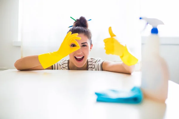 Portret Van Jonge Blijde Vrouw Geel Handschoenen Die Zitten Buurt — Stockfoto