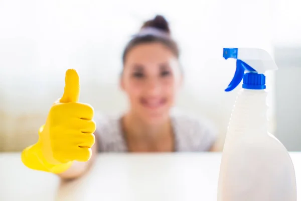 Close Vrolijke Jongedame Geel Handschoenen Die Duim Opdagen Kamer — Stockfoto