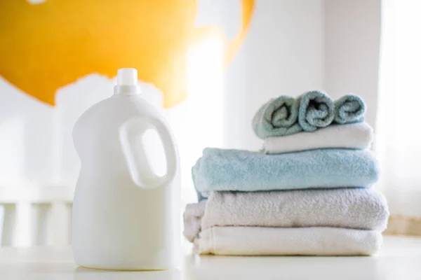 Ein Absterbendes Mittel Und Handtücher Auf Einem Tisch Zimmer — Stockfoto