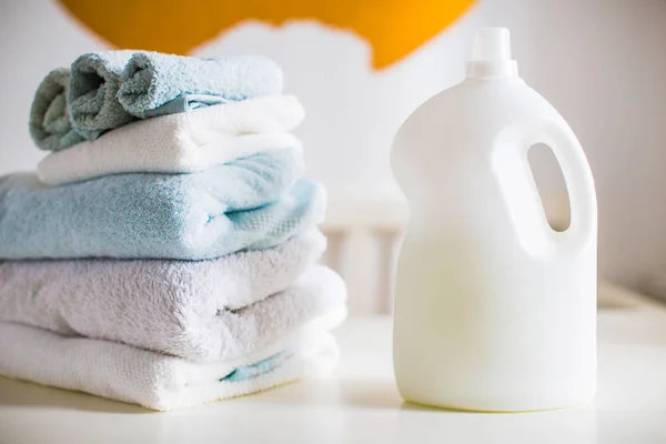 Ein Absterbendes Und Gefaltetes Handtuch Auf Einem Tisch Zimmer — Stockfoto