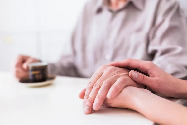 Nahaufnahme Einer Hand Des Alten Mannes Den Händen Der Jungen — Stockfoto