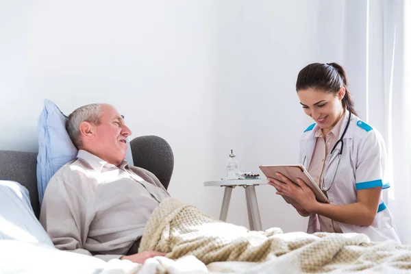 Der Alte Kranke Mann Der Auf Einem Bett Zimmer Liegt — Stockfoto