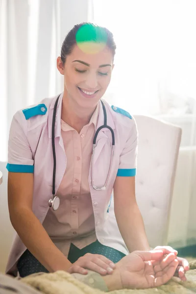 Retrato Jovem Médico Feliz Que Sentado Perto Pessoa Doente Medir — Fotografia de Stock