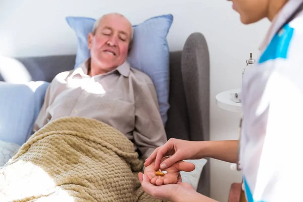 Der Alte Mann Liegt Auf Einem Bett Und Ein Arzt — Stockfoto