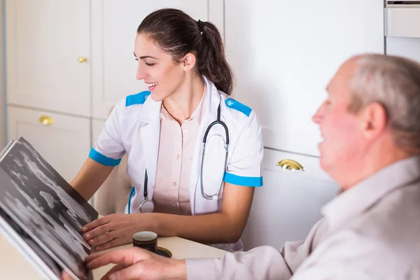 Seitenansicht Des Alten Lächelnden Mannes Der Mit Dem Jungen Lächelnden — Stockfoto