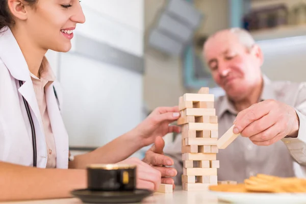 Der Alte Kranke Mann Und Sein Junger Lächelnder Arzt Sitzen — Stockfoto