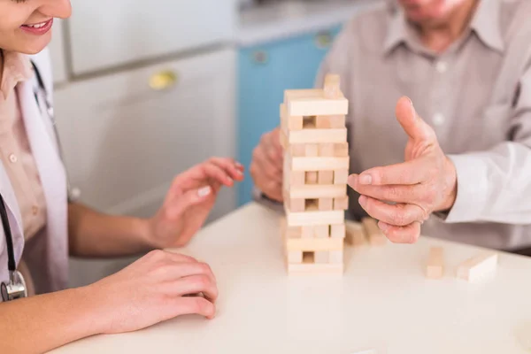 Beteg Öreg Fiatal Orvos Ült Asztalnál Konyhában Játék Jenga — Stock Fotó