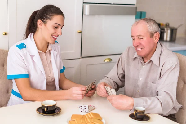 Der Alte Fröhliche Mann Und Sein Junger Fröhlicher Arzt Sitzen — Stockfoto