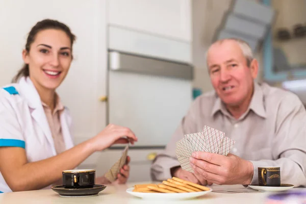 Porträt Des Alten Fröhlichen Mannes Und Seines Jungen Fröhlichen Arztes — Stockfoto