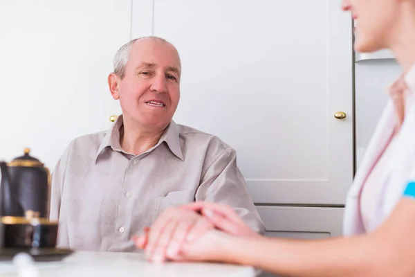 Der Alte Fröhliche Mann Sitzt Tisch Mit Der Jungen Lächelnden — Stockfoto