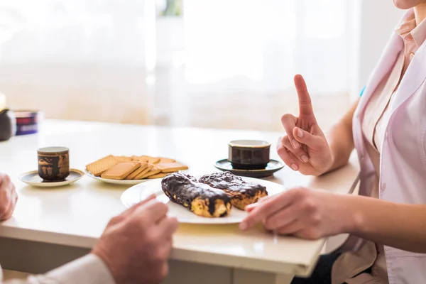 Close Velho Sentado Mesa Com Jovem Enfermeira Cozinha Eles Bebem — Fotografia de Stock