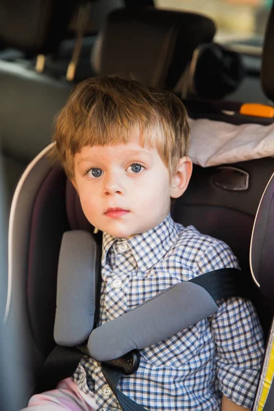 Lindo Niño Sentado Asiento Bebé Coche — Foto de Stock