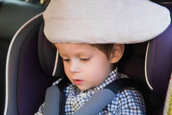 Retrato Del Niño Lindo Con Que Está Sentado Asiento Del — Foto de Stock