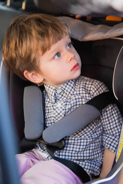 Niño Pequeño Lindo Sentado Asiento Del Coche Del Bebé Coche — Foto de Stock