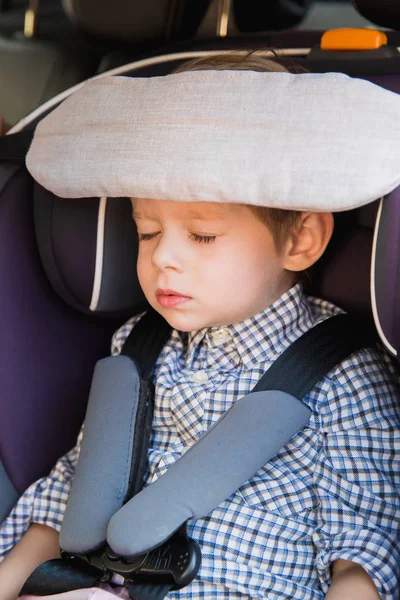 Retrato Del Niño Lindo Con Que Está Sentado Asiento Del — Foto de Stock