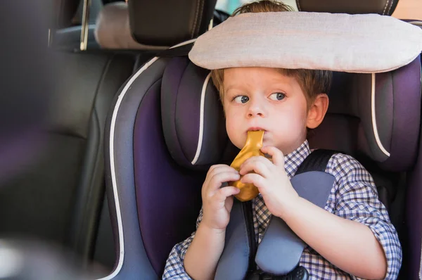 Retrato Del Tierno Niño Que Está Sentado Asiento Del Bebé — Foto de Stock