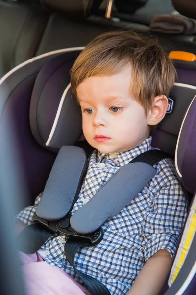 Triste Lindo Niño Sentado Asiento Del Bebé Auto — Foto de Stock