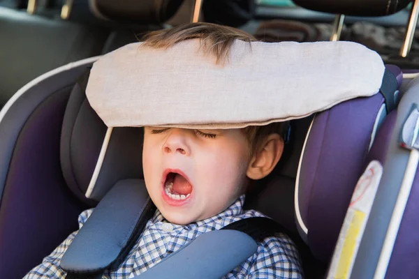 Retrato Del Niño Lindo Que Está Sentado Asiento Del Coche — Foto de Stock