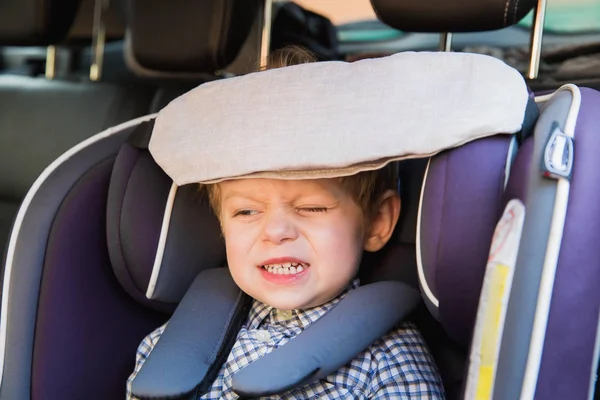 Retrato Del Niño Lindo Que Está Sentado Asiento Del Bebé — Foto de Stock