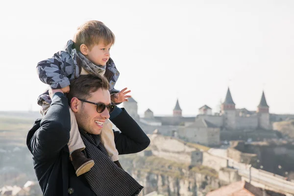 Retrato Del Joven Padre Sonriente Que Sostiene Pequeño Lindo Hijo — Foto de Stock