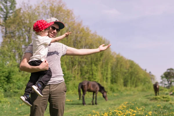 Fiatal Boldog Apa Állt Egy Tisztáson Ahol Lovak Legeltetés Aranyos — Stock Fotó