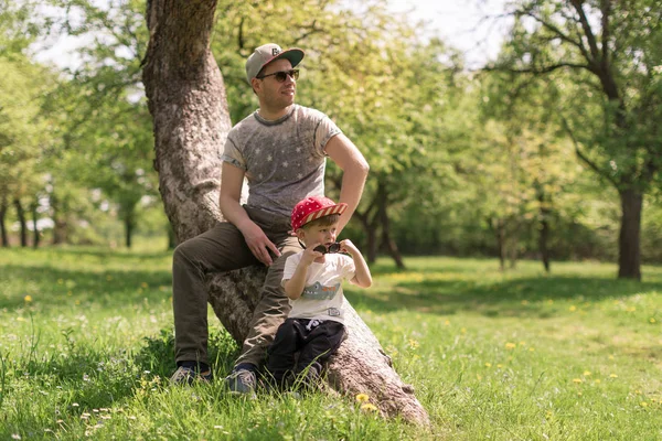 Aranyos Kisfiú Egy Kertben Hogy Félre Nézett Boldog Apjával — Stock Fotó