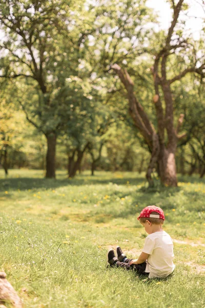 Lindo Niño Sentado Hierba Jardín — Foto de Stock