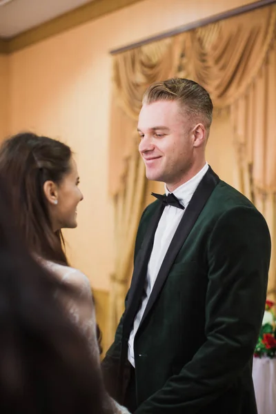 Retrato Jovem Casal Bonito Que Está Interior Sorrindo Uns Aos — Fotografia de Stock