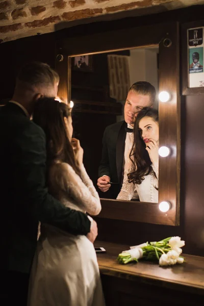 Jovens Recém Casados Espetaculares Abraço Olhando Espelho Dentro Casa — Fotografia de Stock