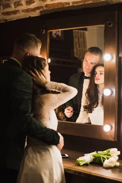 Recém Casados Elegantes Impressionantes Abraço Olhando Espelho Dentro Casa — Fotografia de Stock