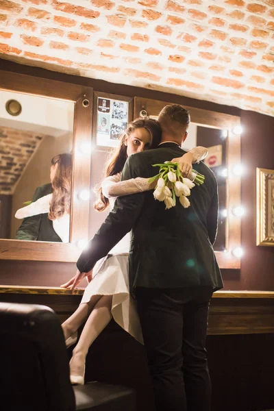 Recém Casados Felizes Elegantes Abraçando Uns Aos Outros Dentro Casa — Fotografia de Stock