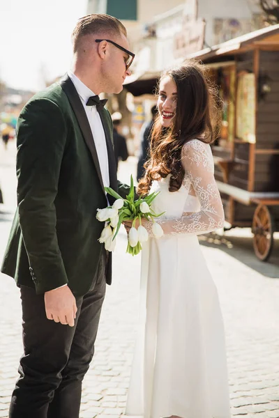 Düğün Gününde Açık Duran Mutlu Güzel Genç Çift — Stok fotoğraf