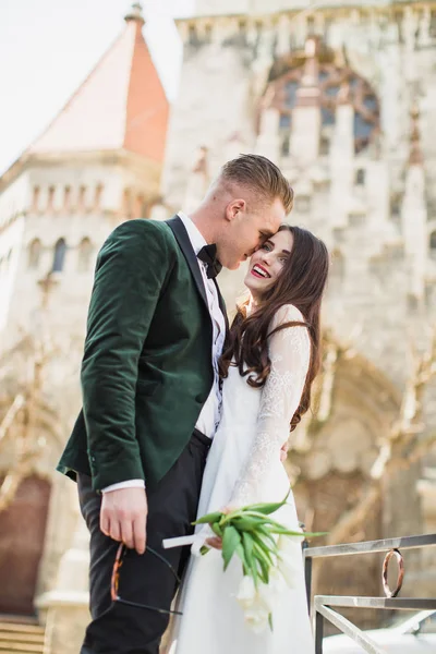 Los Jóvenes Felices Elegantes Recién Casados Pie Abrazo Aire Libre —  Fotos de Stock