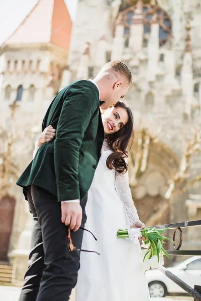 Recém Casados Elegantes Jovens Alegres Que Estão Abraço Livre — Fotografia de Stock