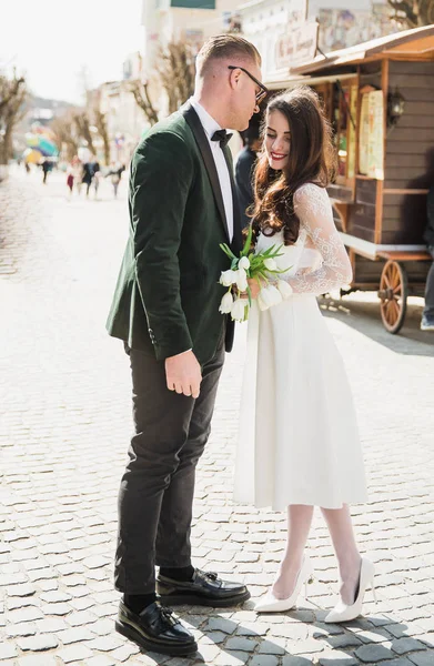 Romântico Belo Casal Jovem Livre Seu Dia Casamento — Fotografia de Stock