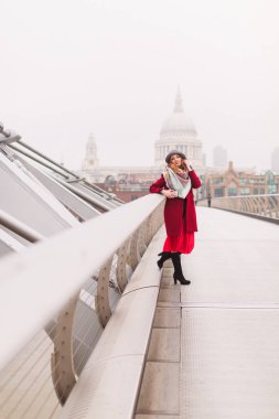 Genç zarif Bayan şapka ayakta açık ve parmaklıklar güvenerek köprüde