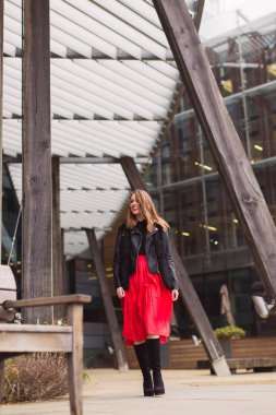 Genç mutlu güzel bayan arıyorum ve açık bir yana yürüme