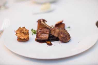 Lezzetli et yemek Restoran tablosunda yakın çekim