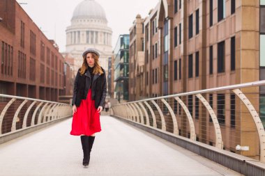 Köprü'de açık havada yürüyen genç zarif güzel Bayan