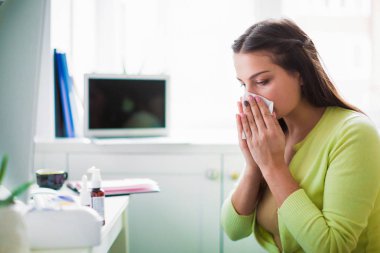Genç hasta kadın görünümünü ofiste oturan ve bir burun peçete ile silerek yan
