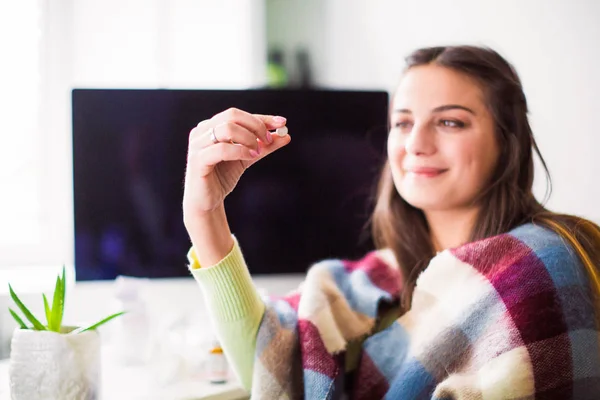 Retrato Joven Enferma Sonriente Que Sienta Oficina Sostiene Píldora Mano —  Fotos de Stock