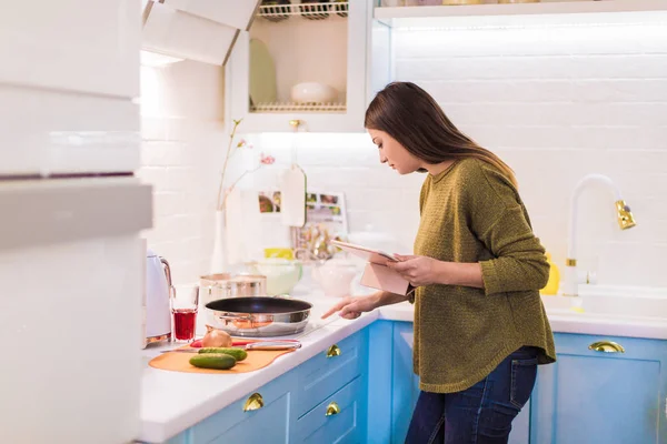 Vue Latérale Jeune Femme Qui Cuisine Dans Cuisine Tient Tablette — Photo