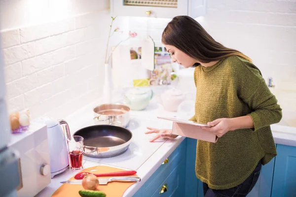 Vue Latérale Jeune Femme Brune Qui Cuisine Dans Cuisine Tient — Photo