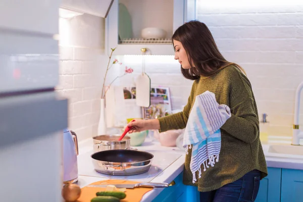 Vue Latérale Jeune Femme Qui Tient Dans Cuisine Plat Cuisine — Photo