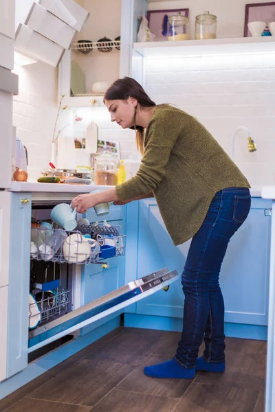 Vue Latérale Jeune Femme Qui Tient Dans Cuisine Faire Les — Photo