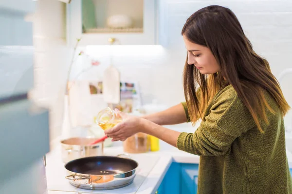 Vue Latérale Jeune Femme Heureuse Qui Tient Dans Cuisine Cuisine — Photo